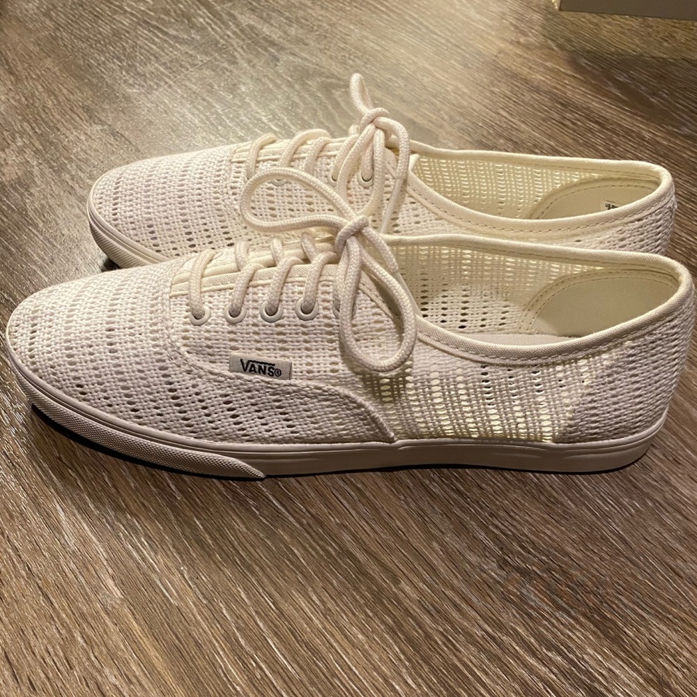 Rare Women’s White Mesh Authentic Low Pro